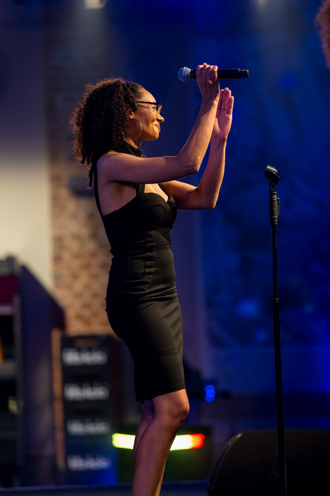 Sängerin performt emotionalen Song auf der Bühne